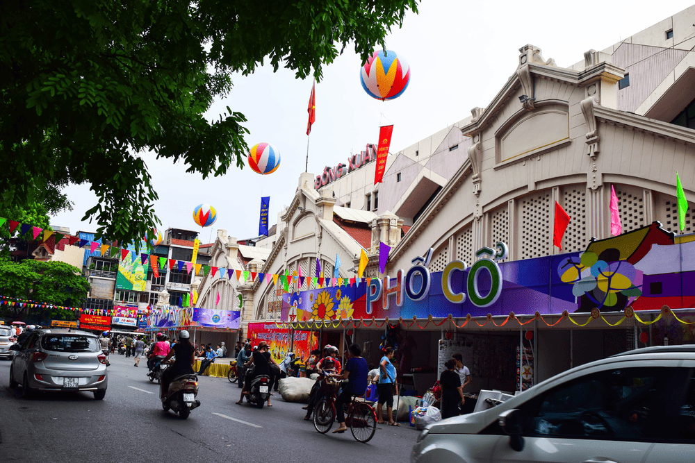 Dong Xuan Market bustles with stalls selling clothes, food, and souvenirs in Hanoi’s largest indoor market (Source: Canva)
